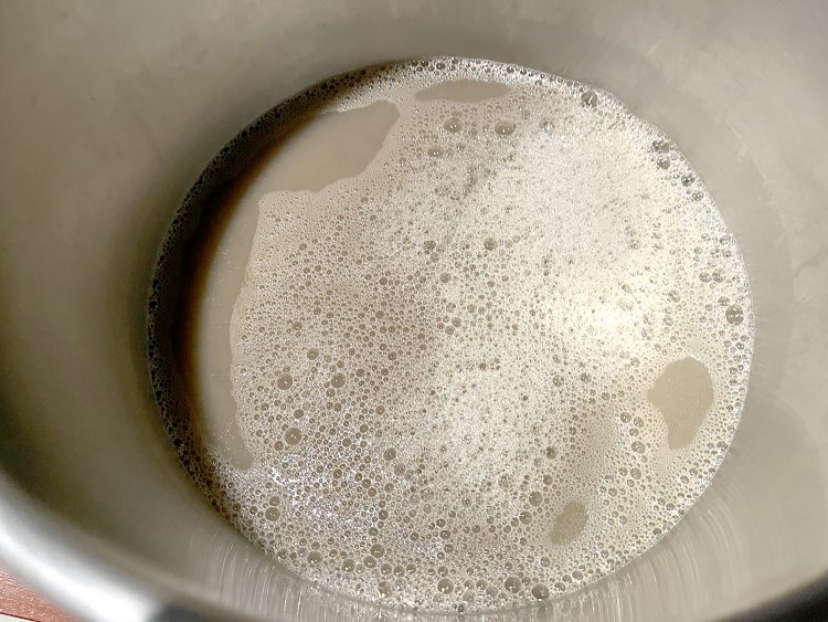 煮干しだけで取ったスープ。色からしていかにも濃そうだ。