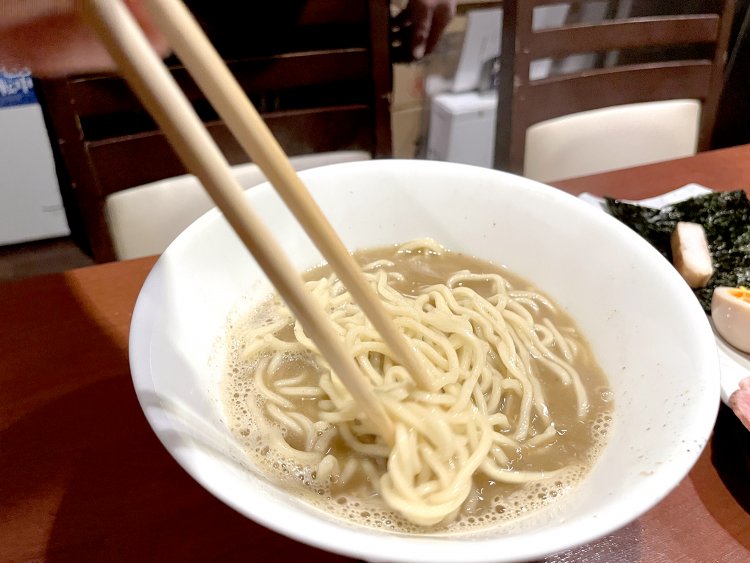 スープの上澄みには煮干しの皮らしき銀色のかけらが浮いている。煮干しがたっぷり入ったスープだ。