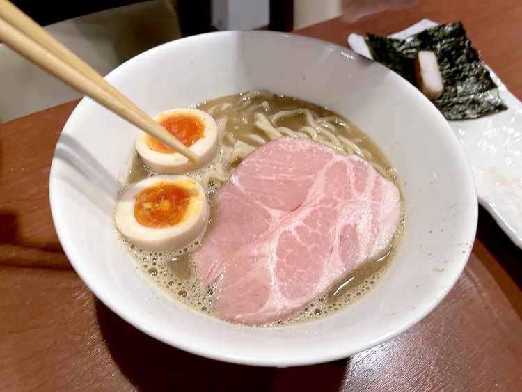 低温調理で仕上げた豚肩ロースのチャーシュー。青森産にんにくが利いている。