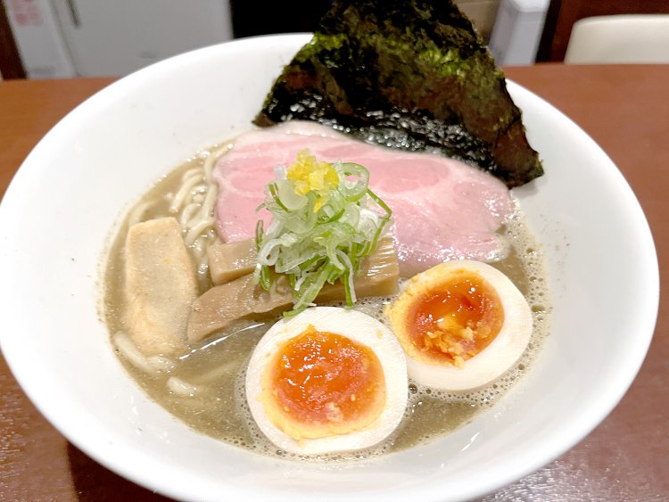 濃醇煮干しそば（味玉入り）950円。とろ～りとした味玉は熱くなった舌をクールダウンさせてくれる。