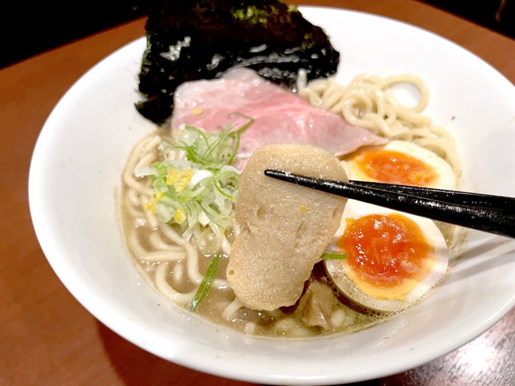 たっぷりスープを吸って倍くらいに肥大したお麩。これも楽しみ！