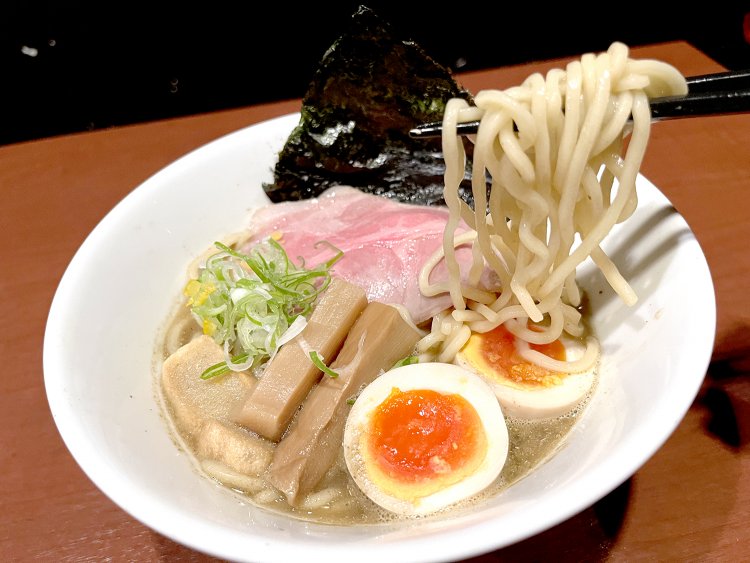 力強いスープにはもちもちの中太ちぢれ麺が合う。