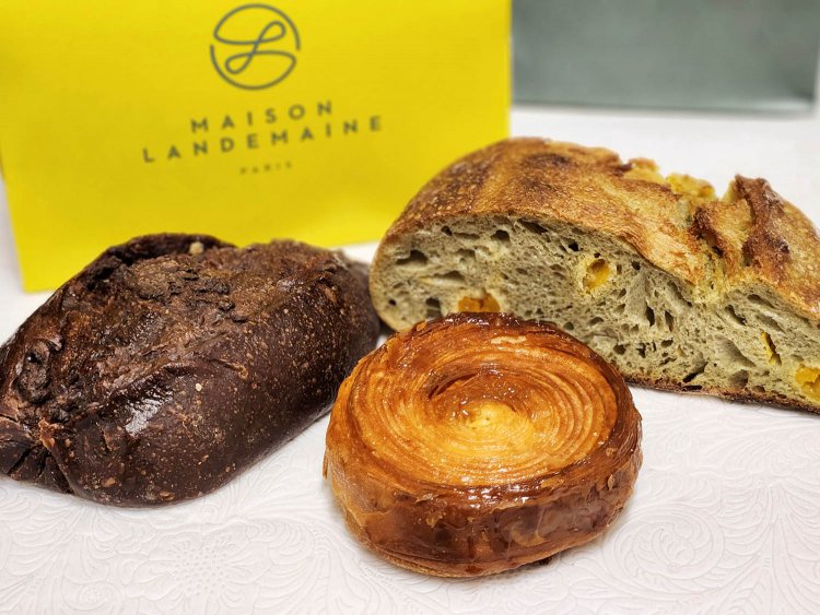 パン オ カカオ410円、クイニーアマン460円、パン ピスターシュ アブリコ100g300円。