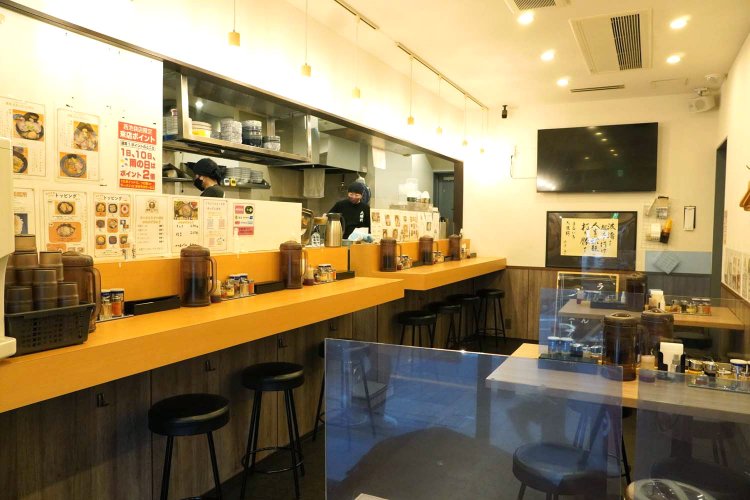 カウンター8席に、4人掛けテーブル3卓を設置する。
