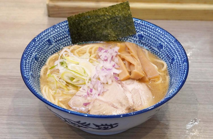 らーめんの麺の量は、並180g、大盛り250g、特盛350gから選べる。