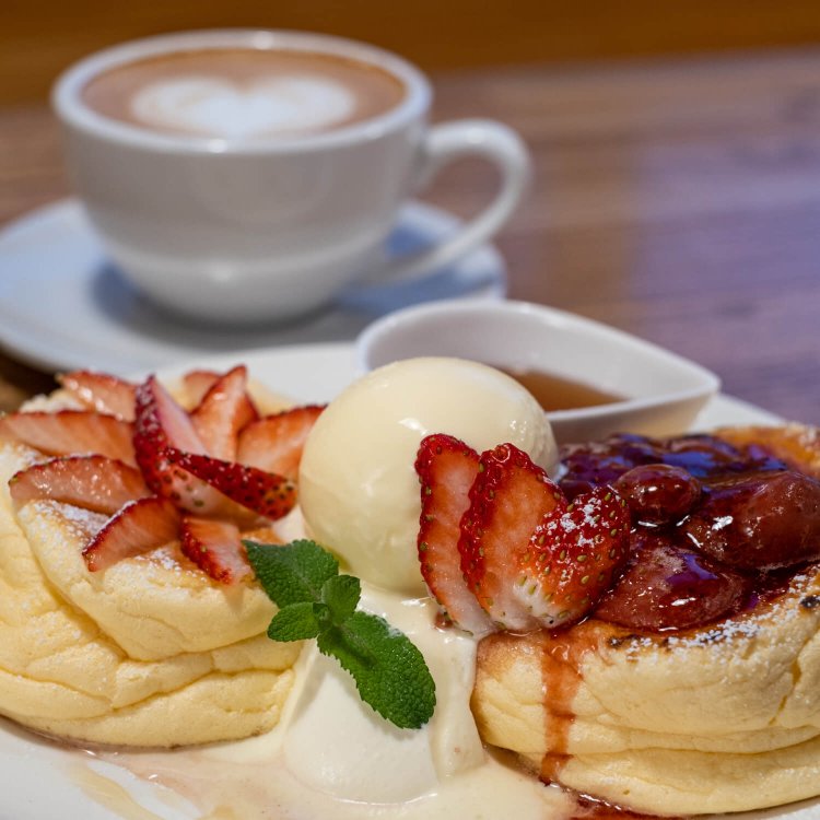 生とコンポート2つの味を楽しめる吉見産いちごのパンケーキ1200円。12～5月の限定メニューでドリンクセットは100円引き。