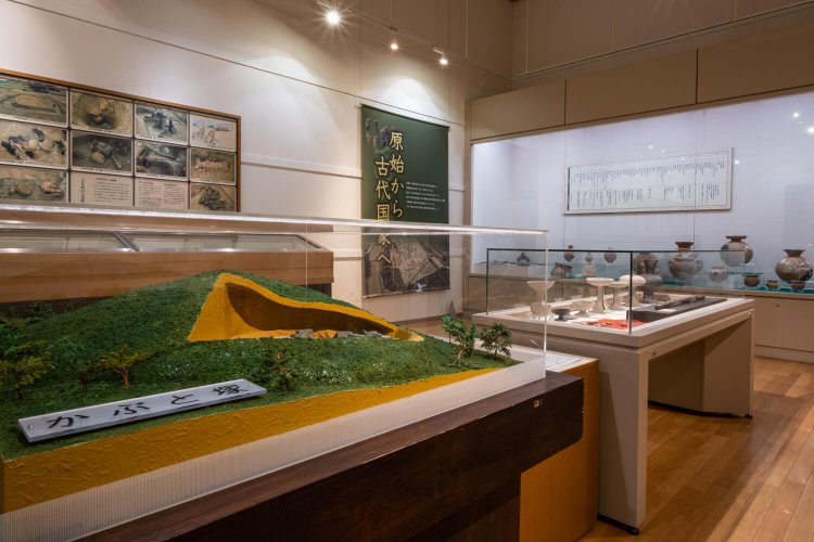 コンパクトな造りながら、町内の文化財を幅広く紹介する展示室。
