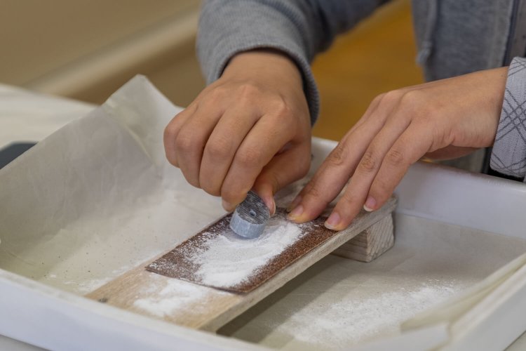 ろう石を丁寧に削っていく勾玉づくり体験。