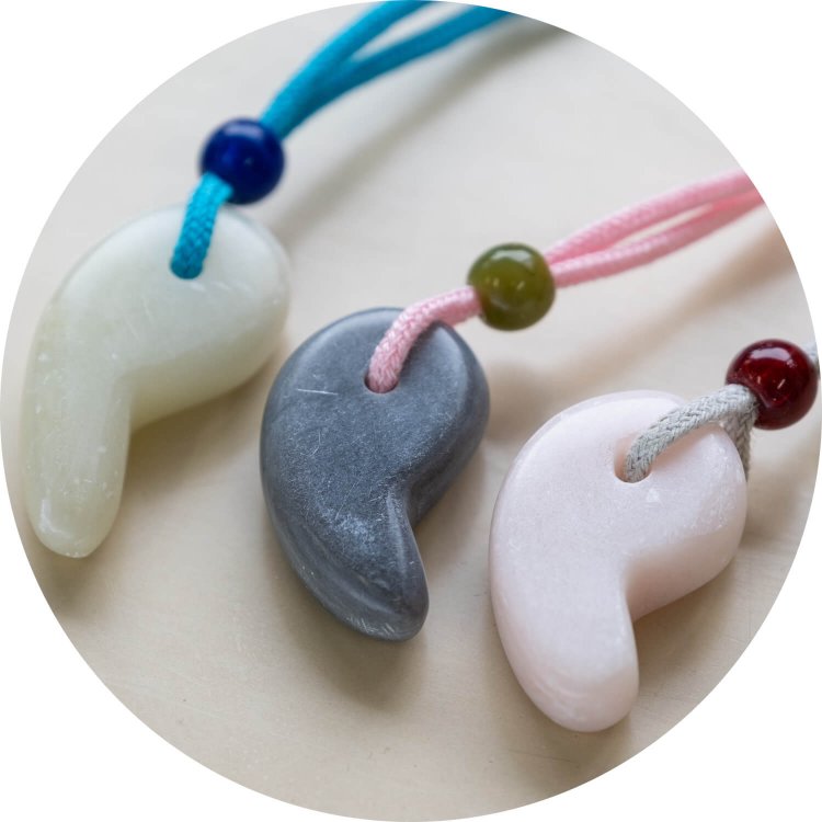 完成した勾玉はビーズとひもを通せば手軽なアクセサリーに。