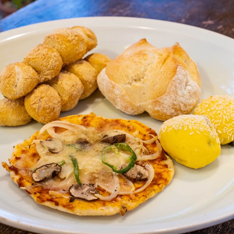 手前から時計回りに、有機ヤサイピザ400円、食感がさっぱりとした国産無農薬大豆のきなこパンは1串4個で170円、丸いフランスパン180円、パンプキンボールレーズン入り2個240円。