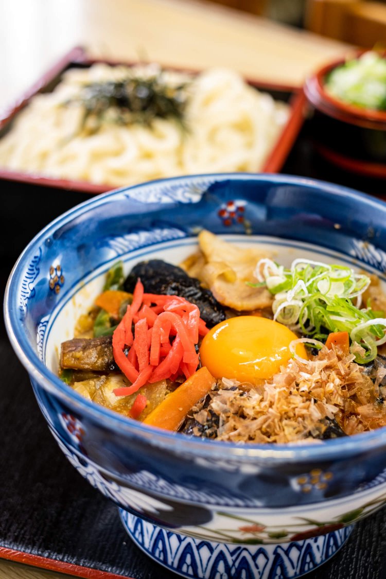 あぶら味噌丼の生卵は、途中まで食べてから混ぜるとまろやかな味に。