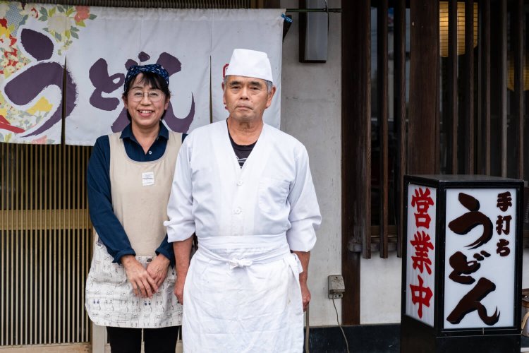 和食の経験も積んだ田中治夫さん（右）と明るく朗らかな早苗さん。