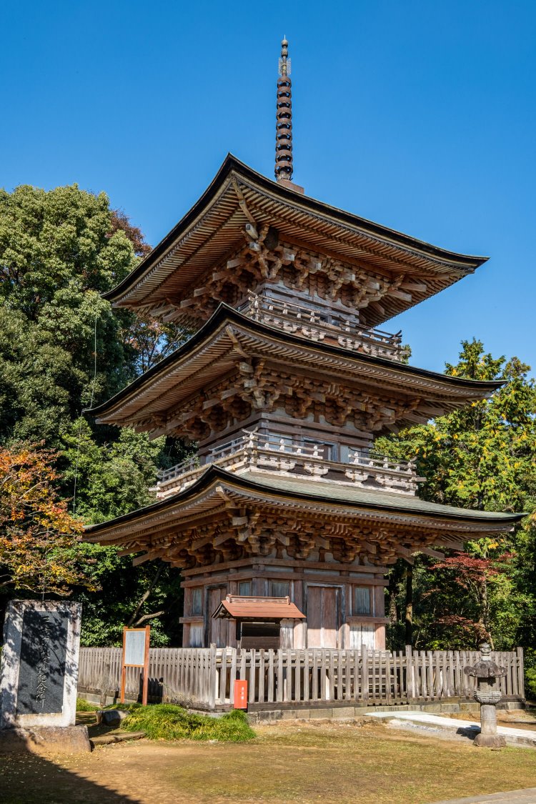 寛永年間（1624～44）に再建された総高24・3ｍの三重塔。