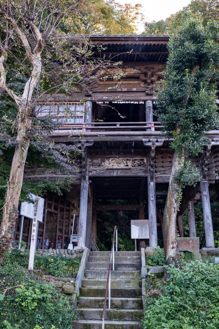 懸（かけ）造り様式の観音堂。本尊が祀られたお堂2階部分からは「吉見百穴」を間近に望む。