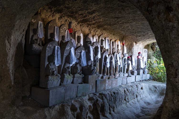 岩窟内に静かに並ぶ石仏群に篤い信仰心が垣間見える。