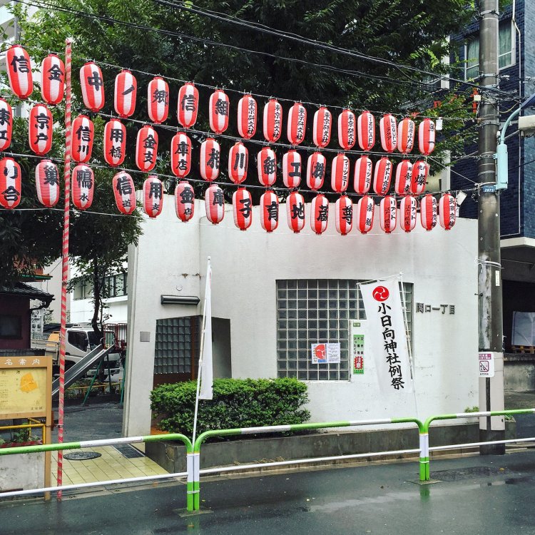 はじめて投稿したトイレの写真。丸みを帯びた建物の形とガラスブロックが、レトロでかわいらしい。