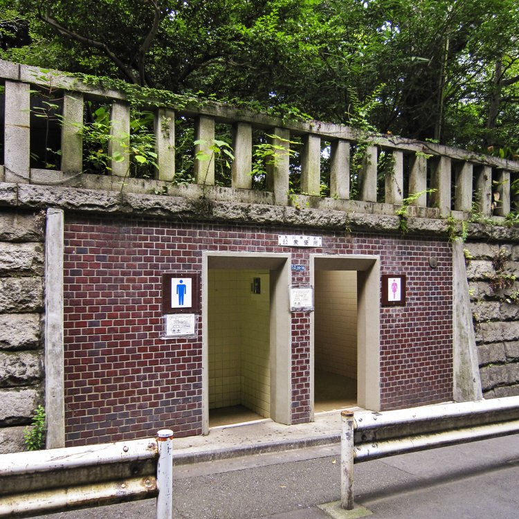 壁面に組み込まれたトイレ。木々の深い緑や、レンガと石垣の風合い。周りの様子もまた魅力的。