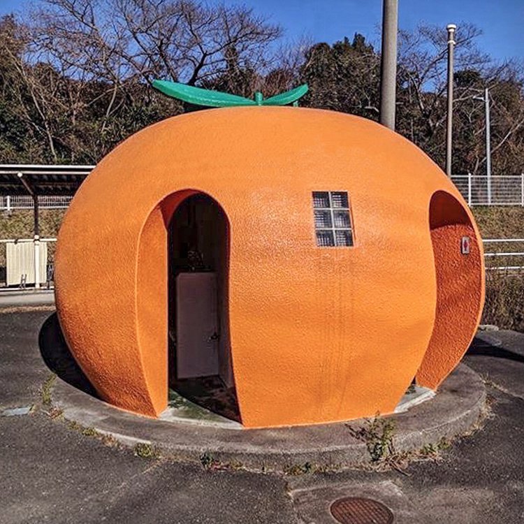 インパクト満点。オレンジの形のトイレ。