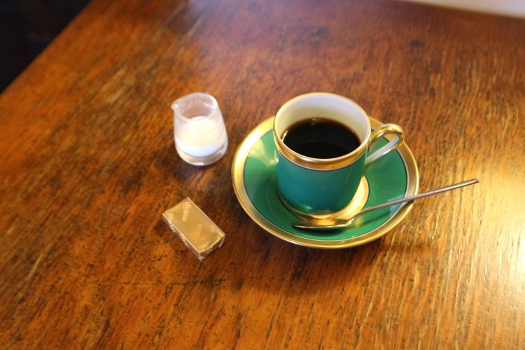 苦味のあるコーヒーに、甘いミルクチョコレートを添えてくれた。