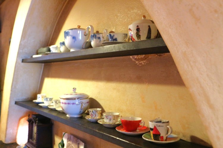 壁の棚に並べられたカップやポットは、眺めているだけで心が躍る。