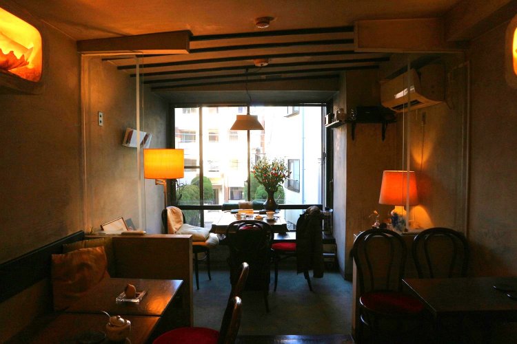 店は2階に位置しており、窓側の席から庭を眺められる。