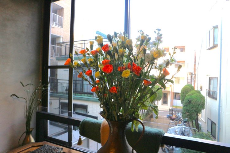 窓際のテーブル席に飾られたお花は、週に一度マスターが入れ替えている。