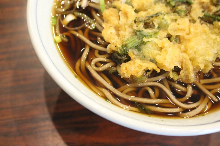 天ぷらそばは400円。春菊の香りとツユのうまさが絶妙に合う。