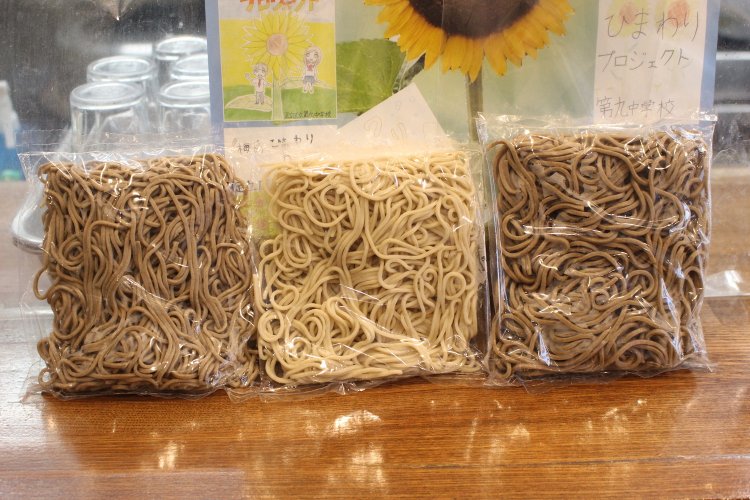 そばは藪（左）更科（中）田舎（右）の3種から選べる。