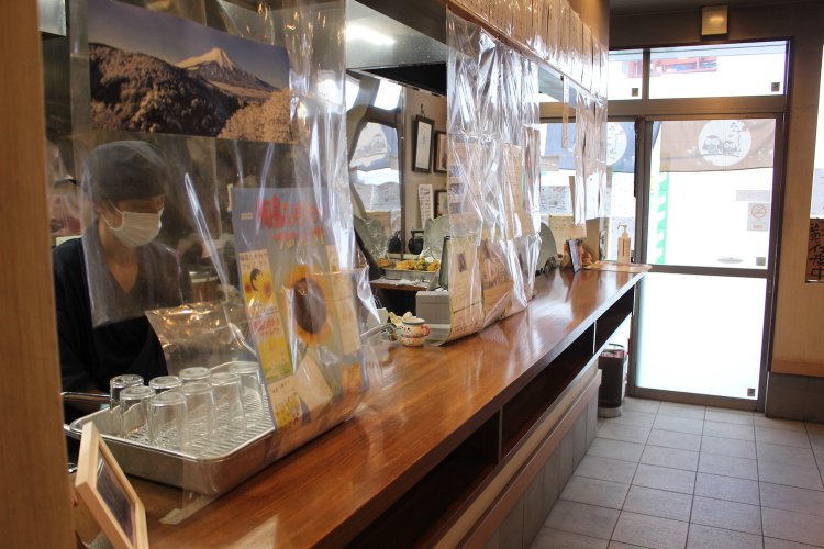 写り込んでいるのが、現店主の山田勇さん。