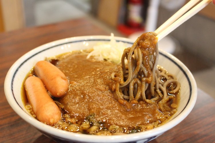 カレーそば450円にシャウエッセン70円を2本追加。そばは田舎を選択。