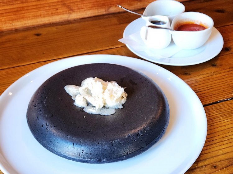 黒いホットケーキセット（コーヒーor紅茶付き） 2200円。