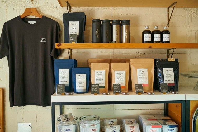 コーヒーはテイクアウトでき、豆やグッズの販売も。