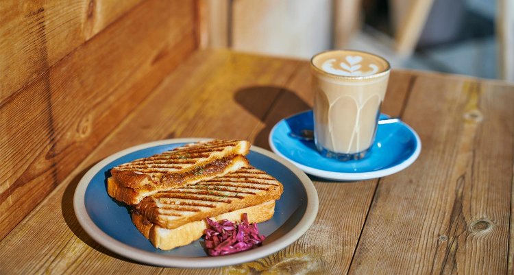 上町『サンセリテ 北の小麦』の天熟食パン オリジナル（手前）。自家製ソースには香味野菜もたっぷり。