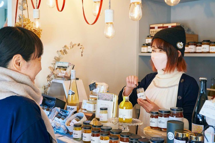 「お好みの一瓶が見つかりますように！」（田中さん）