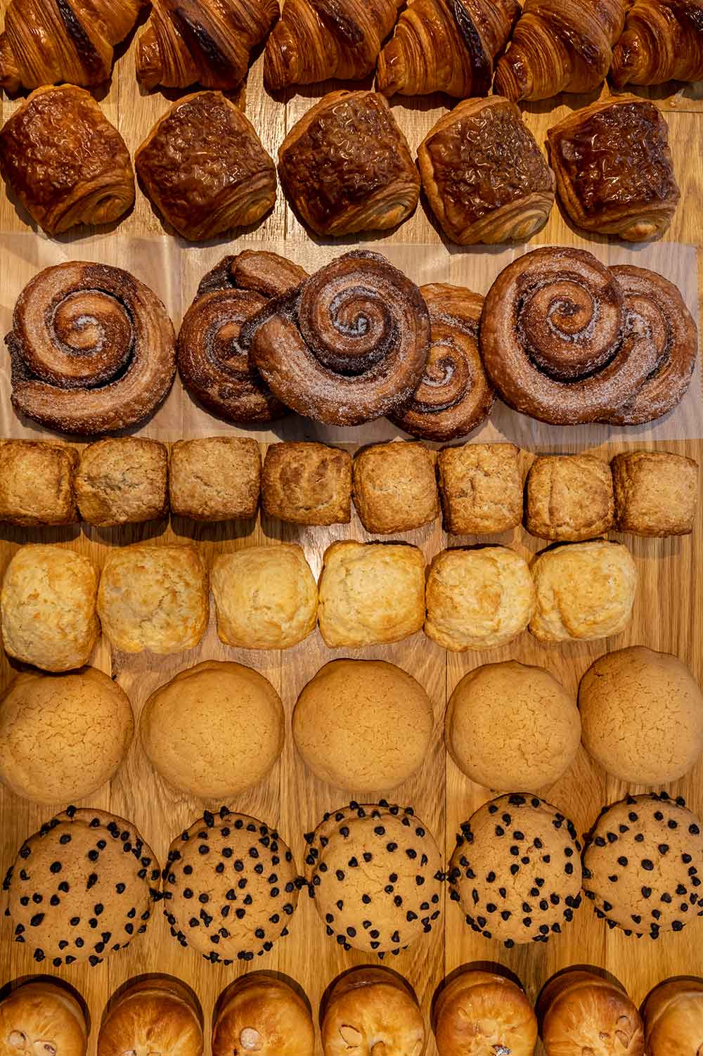 ズラリと並ぶ『Bakery MIDMOST』のパン。どれも魅力的で悩ましい〜。
