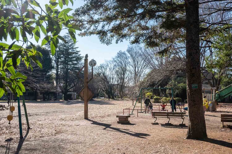 三鷹駅北口から少し歩くと、西久保公園がある。ベンチが多く、食事をしている人もちらほら。手に入れたパンを、ピクニック気分で食べるのもまた楽しい。