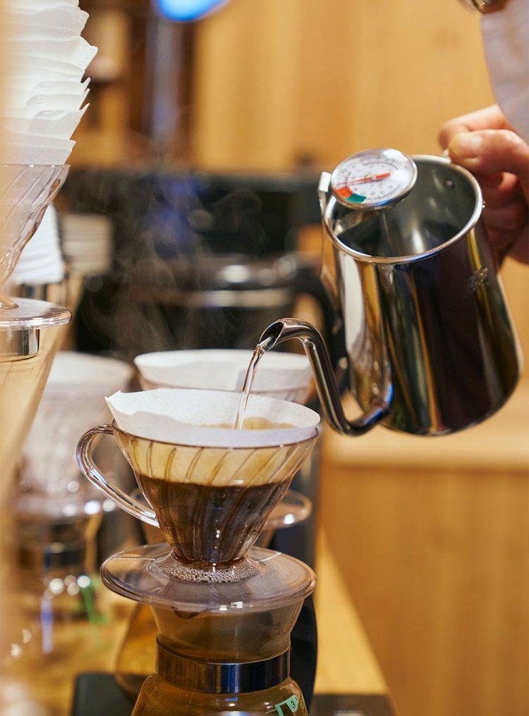 1杯ずつ丁寧にハンドドリップします。