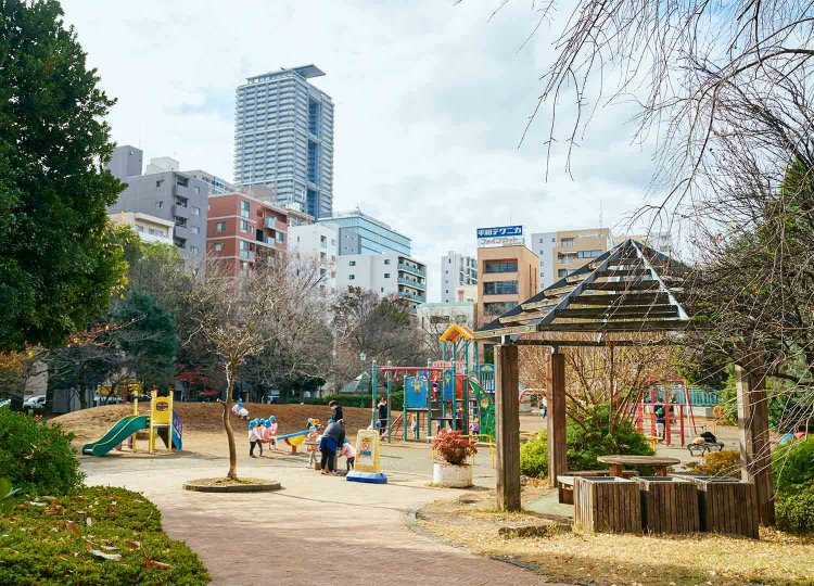 空が開け、広々とした浜町公園。活気のある遊具エリアを抜けると、隅田川テラスにつながる。