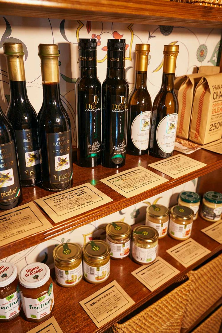 パンに合うオーガニックのスプレッドも手に入る。