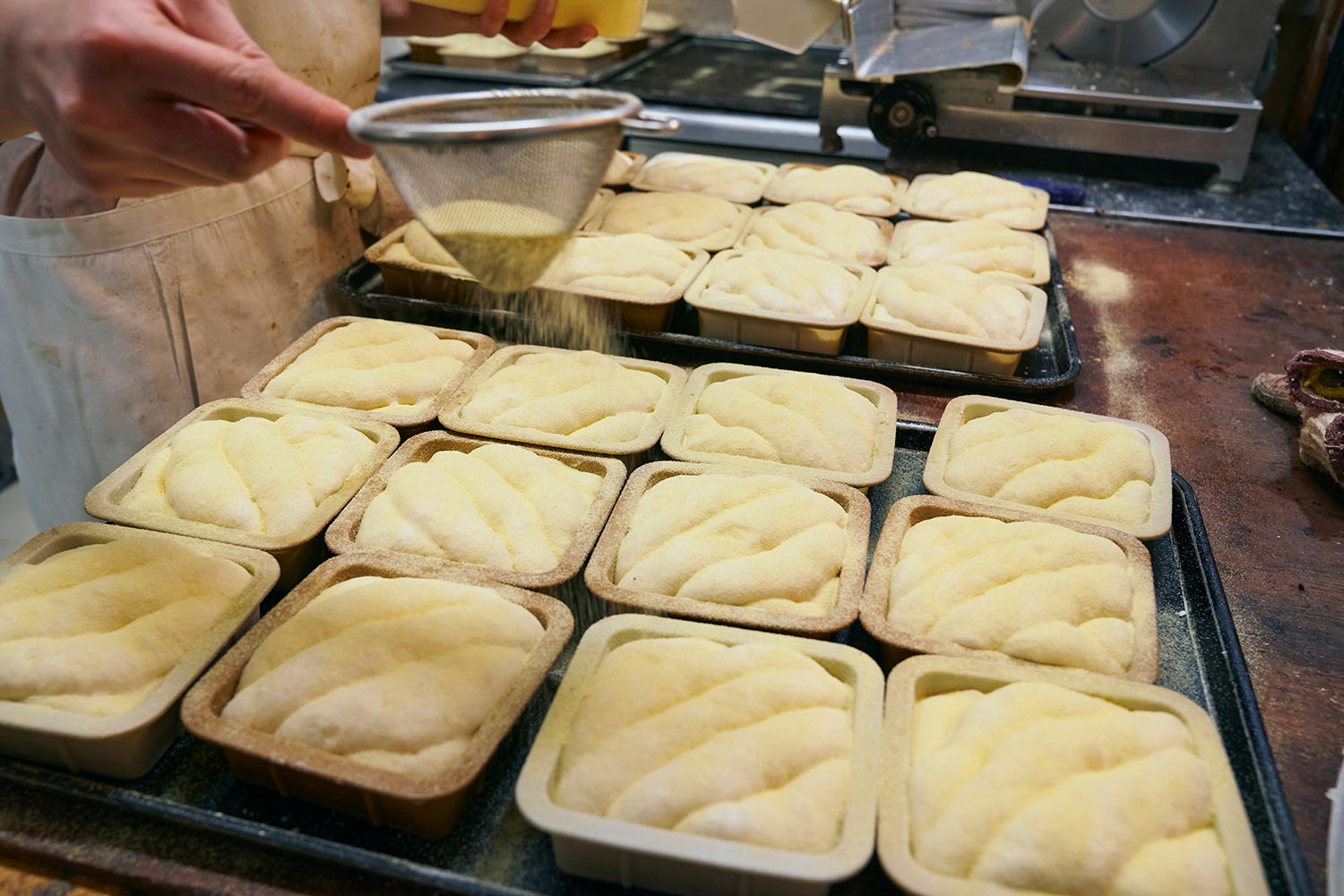 売り場の奥の工房では次々とパンが作られる。