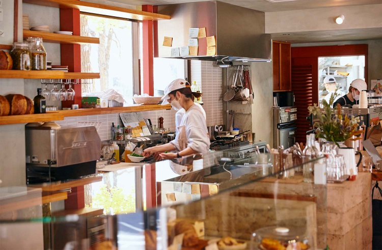 公園で遊ぶ子供が窓越しに作業風景をのぞくことも。