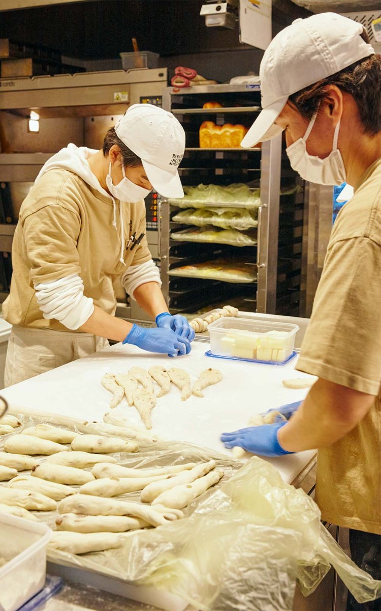 くるくるとロールパンを成形する様子にくぎ付け！