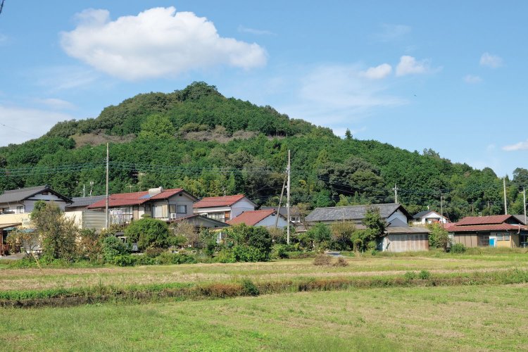 大高取山よりさらに低い、標高164ｍの弘法山。中腹には安産や子どもの健康などを願う 弘法山観世音がある。