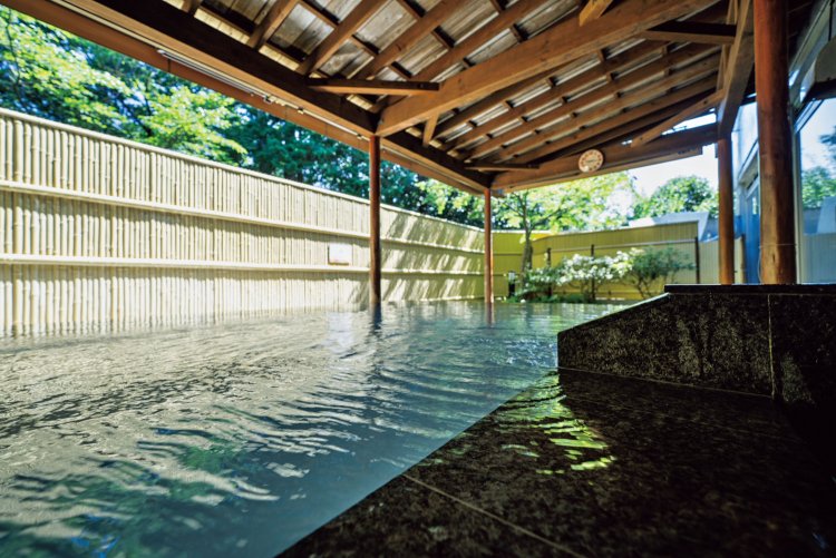 露天風呂。プールのような水着風呂もある。