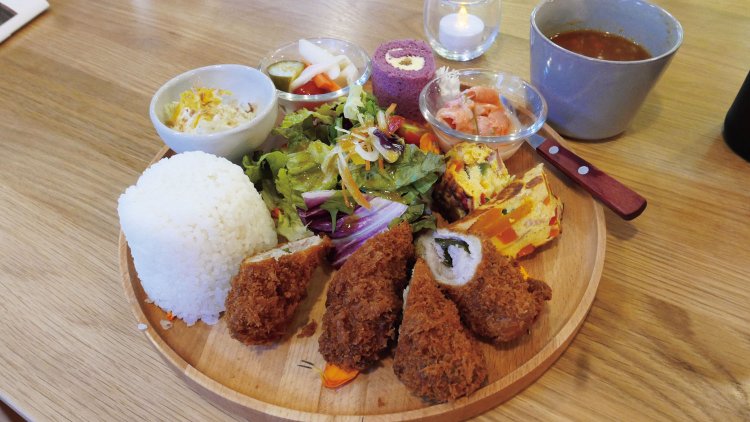 併設のレストランでは地元の梅を使った料理などもある。