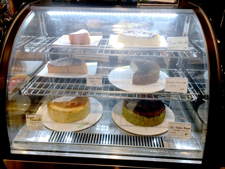 自家製チーズケーキはカフェタイムにぴったり。