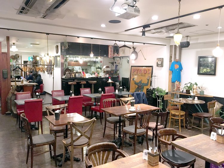落ち着いた雰囲気の店内。青山通り側は大きな窓となっていて昼間は明るい。
