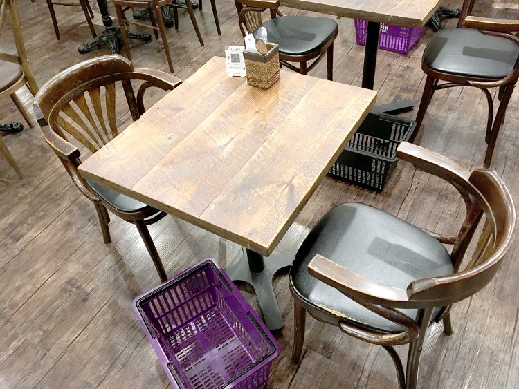 アンティーク調のイスとテーブル。