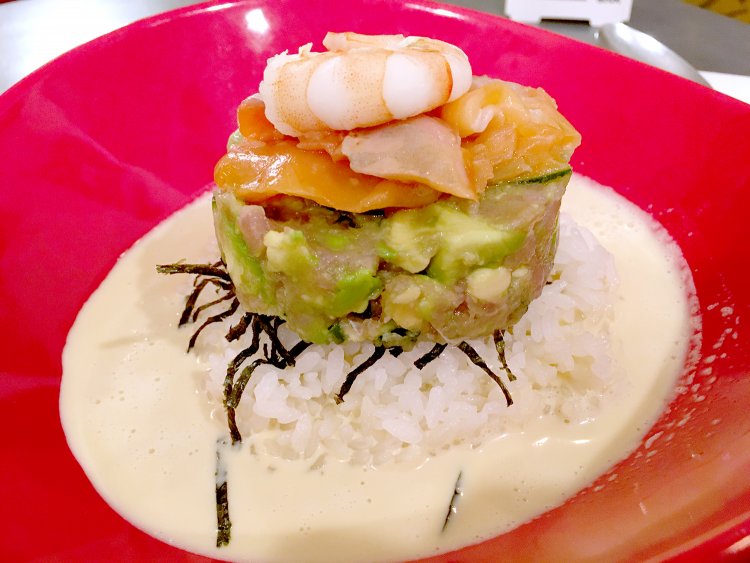 横から見ると、ごはん、アボカドとネギトロのタルタル、サーモン、エビが地層のように積み重なり、とろーり食材のタワーとなっている。
