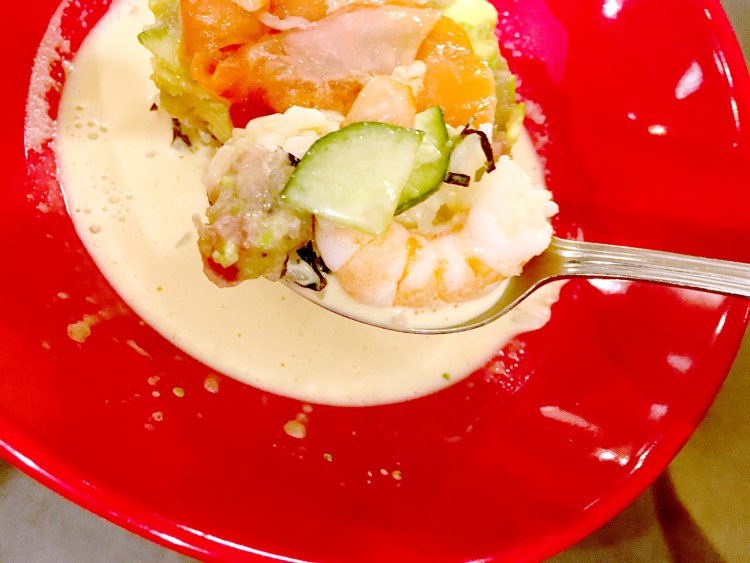 めんつゆ入りの生クリームソースとアボカド、ネギトロの相性は抜群。きゅうりの食感も楽しみたい。